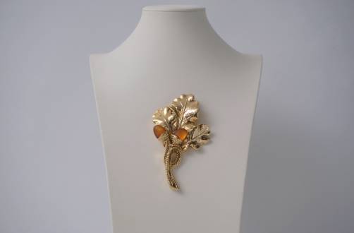 Kalinger Paris large oak leaf with acorns pin brooch, gold & resin, 1980`s ca, French